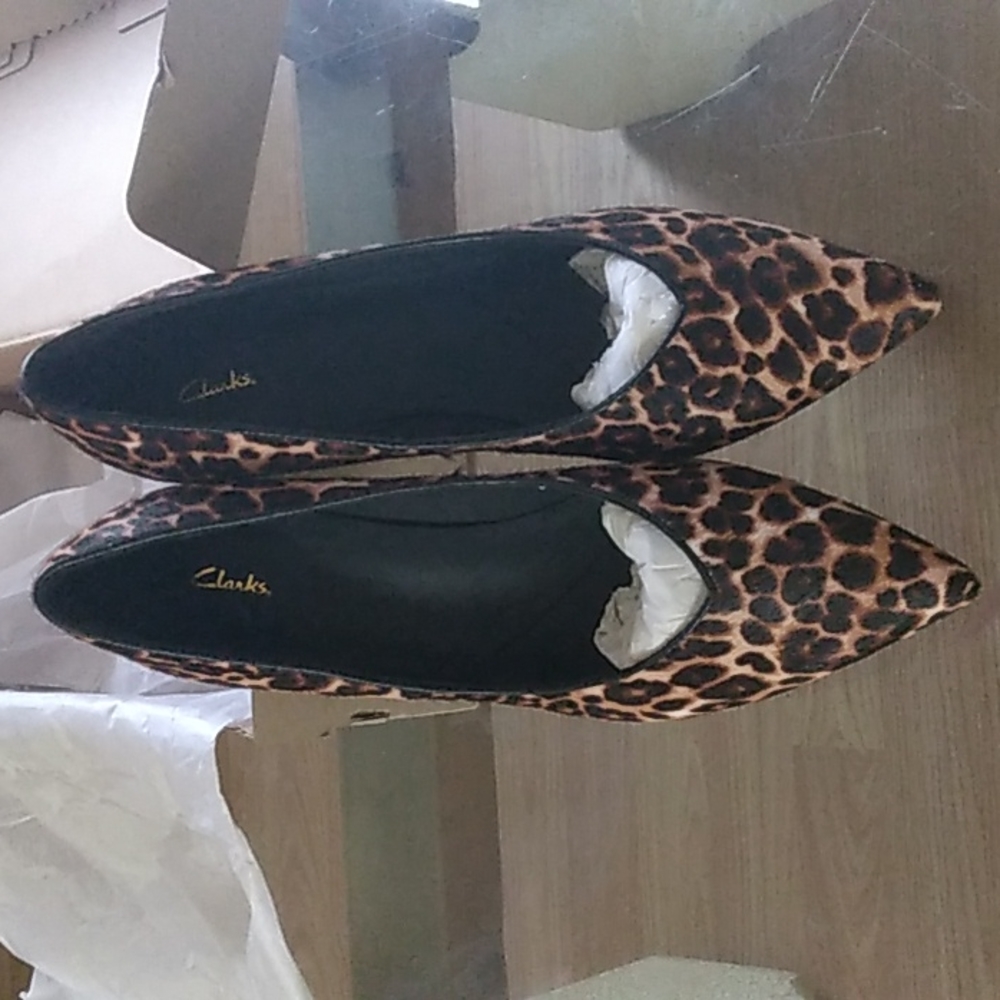 Clarks leather Leopard print pump
